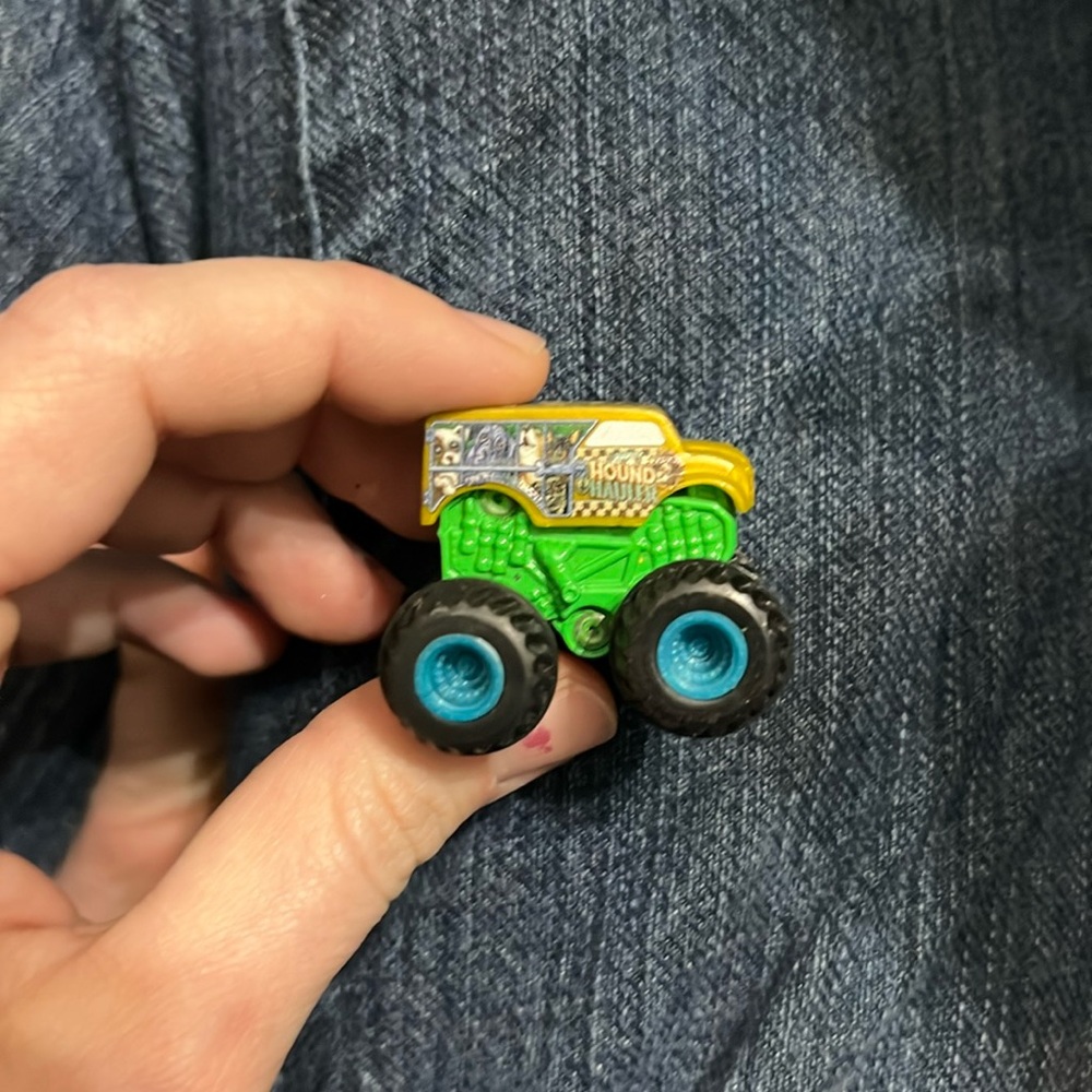 HOUND HAULER MONSTER TRUCK